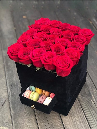 25 Adet Kutuda Kırmızı Güller ve Makaronlar 5912