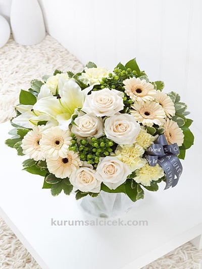 Beyaz Seramikde Kır Çiçekleri