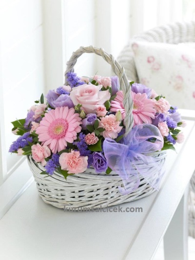 Sepetde Pembe Kır Çiçekleri