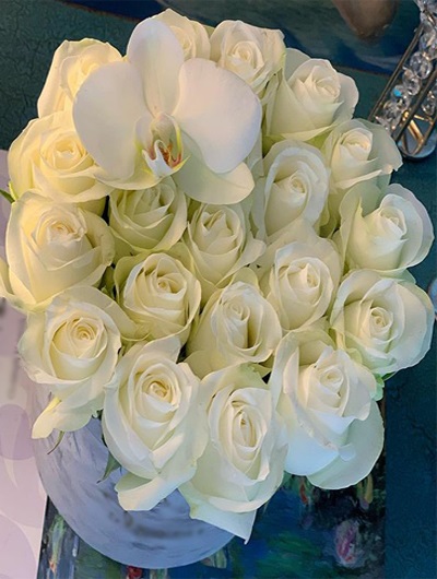 Kutu İçerisinde 21 Adet Beyaz Güller ve Orkide Kandili 5472