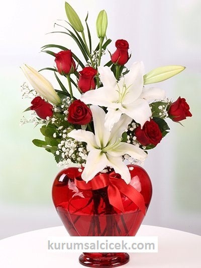 Kırmızı Kalp Cam İçinde Gül ve Lilyumlar